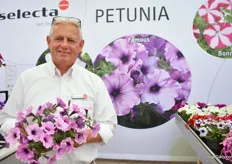 Eric Jan Slingerland of Selecta with the Petunia Famous Lavender Blush. It was a special FlowerTrials for Eric. He celebrated his 60th birthday this day.